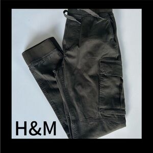 H&M Men's Skinny Fit Cargo Pants - Dark Olive
Excellent condition 🌟🌟🌟🌟🌟